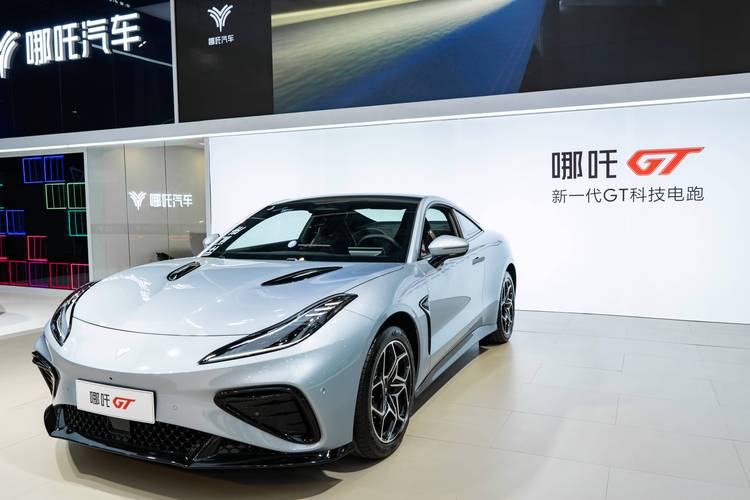 重庆50哪吒汽车在智能汽车领域的表现，领途汽车在新能源汽车市场中的影响力